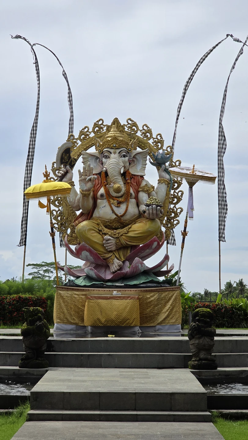 Прекрасная познавательная экскурсия с великолепным гидом Ваяном. Очень много узнали об истории Бали. На все вопросы,