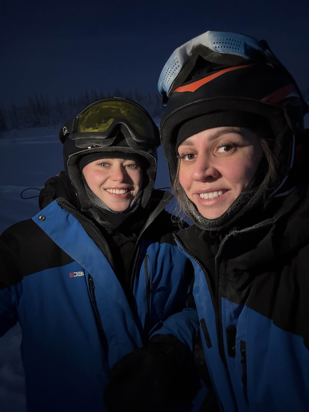 Организаторы потрясающие, очень дружелюбные, все объяснили и показали. Тепло одели, снегоходы классные с подогревом ручек, справится