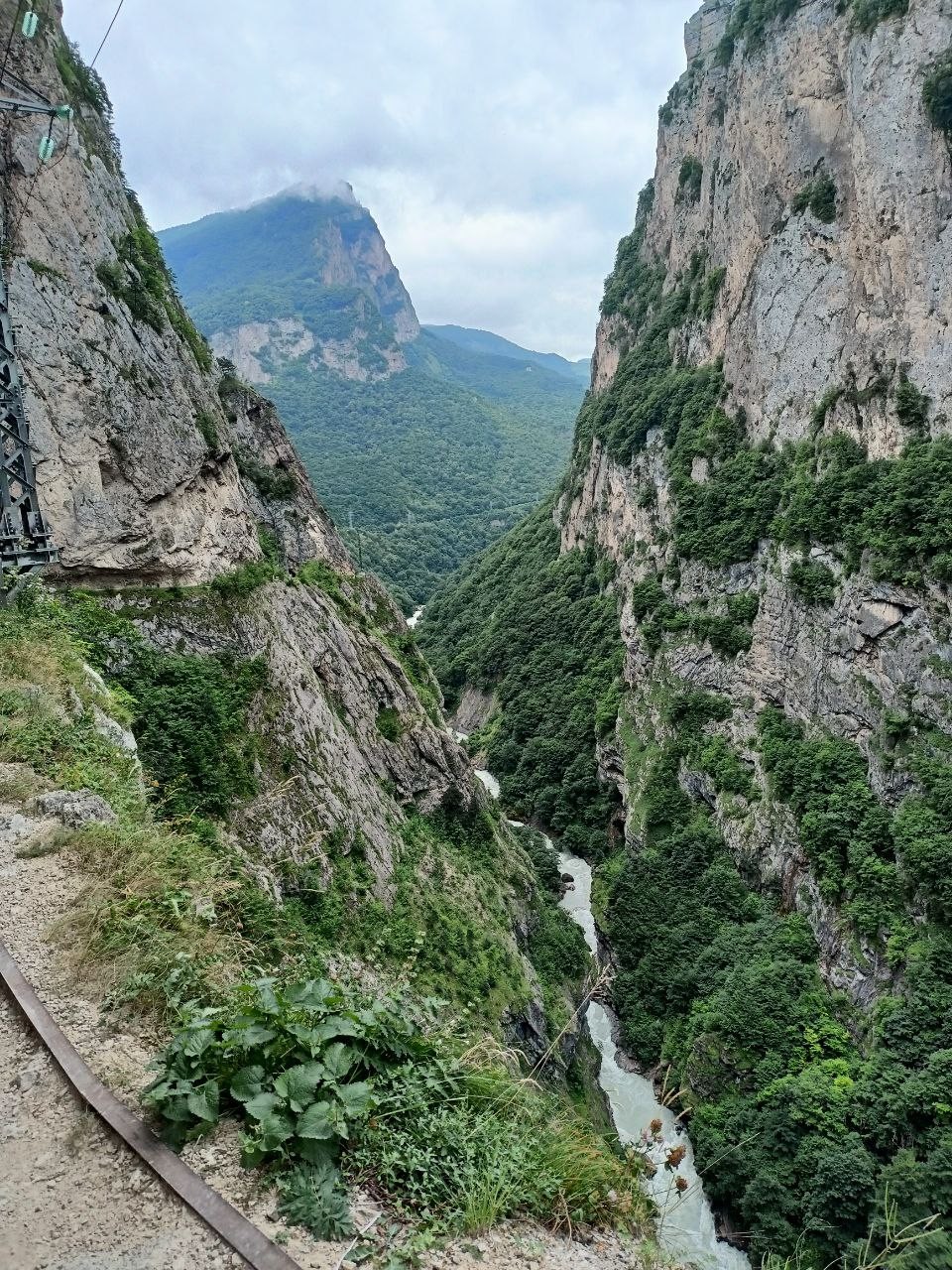Насыщенный маршрут, сочетающийся с экстримом: езда по бездорожью в горах до Языка Тролля. Остальные места - по асфальтовой дороге.