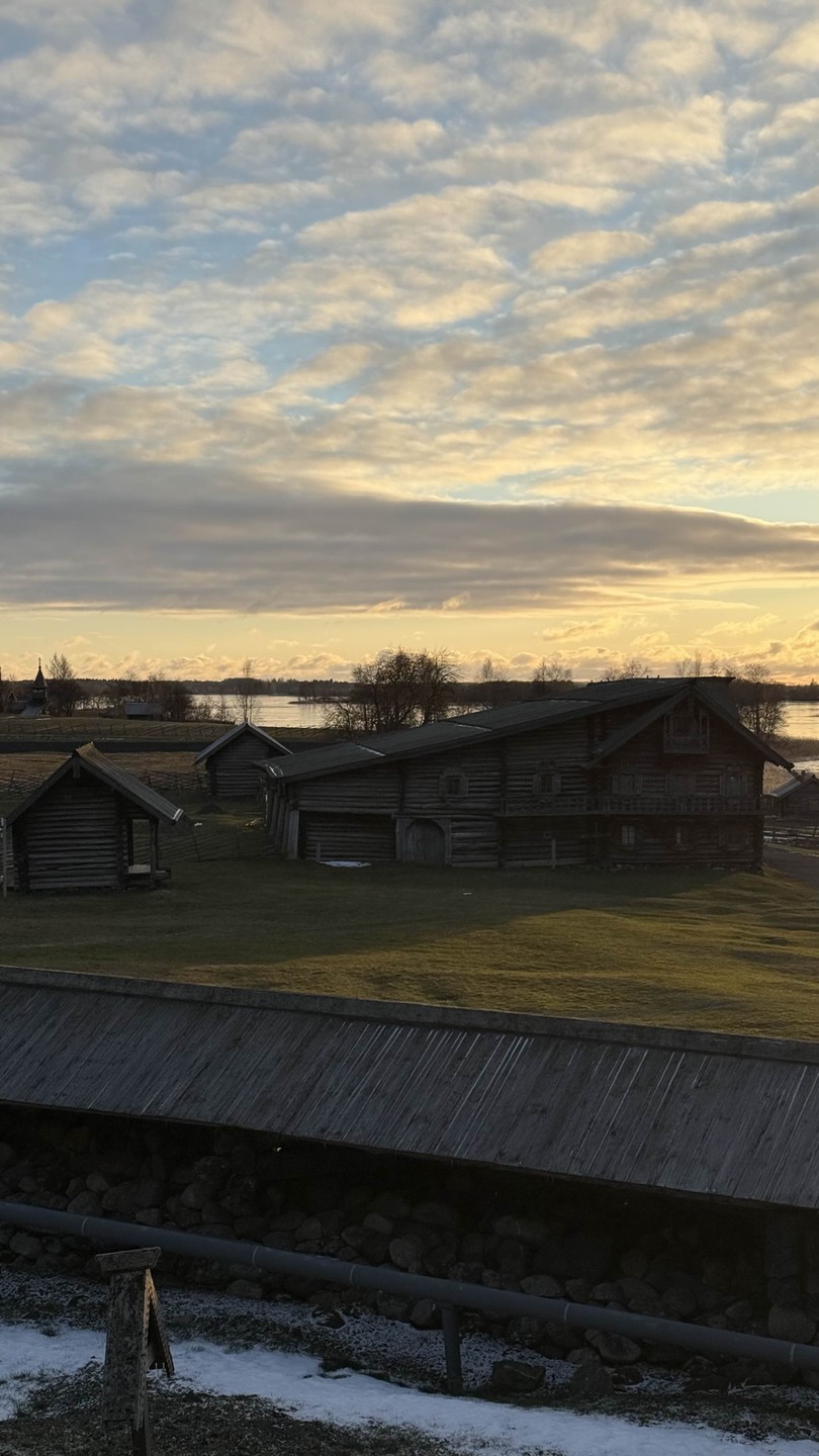 Алексей отличный водитель и рассказчик, было очень интересно. Все прошло согласно плану экскурсии. Впечатления только положительные,