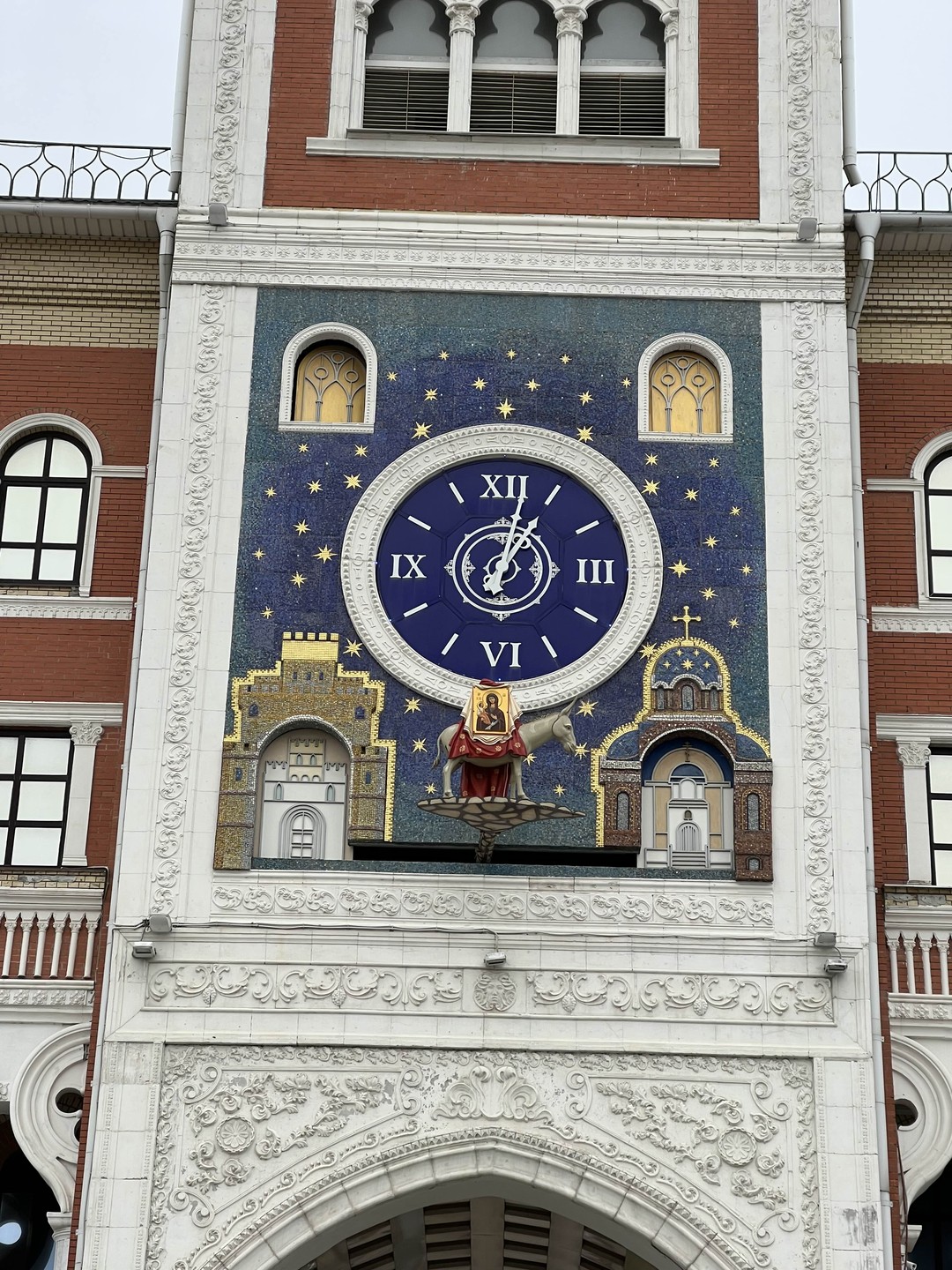 Хочу оставить положительный отзыв об организованной экскурсии по городу и нашему экскурсоводу Валерию. Недавно побывали на