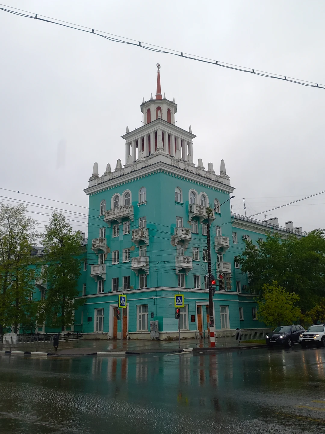 Дзержинск удивил! Оказалось, что это историческое поселение, соцгород, здесь можно рассмотреть все стили советской архитектуры, это