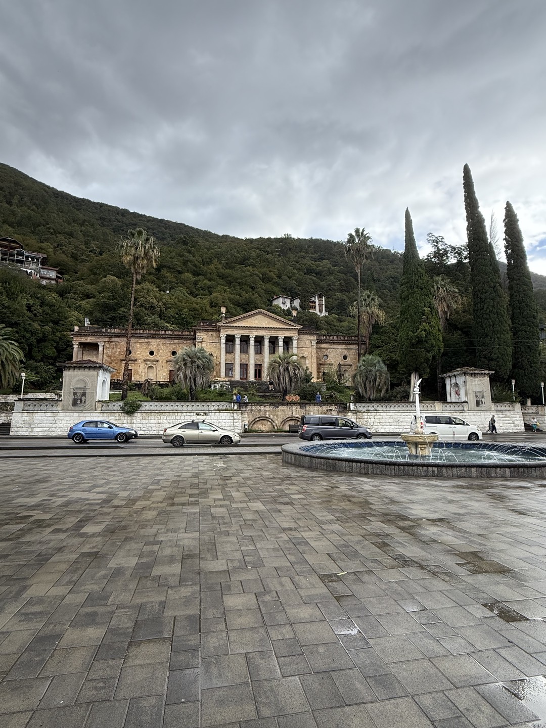 Природа страны очень красивая! Некоторые здания реставрируют, но много что еще нужно приводить в порядок. В