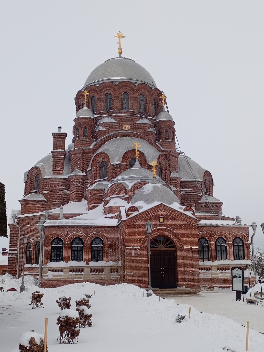 Все было отлично, только автобус опоздал на час, а зимой это не очень хорошо