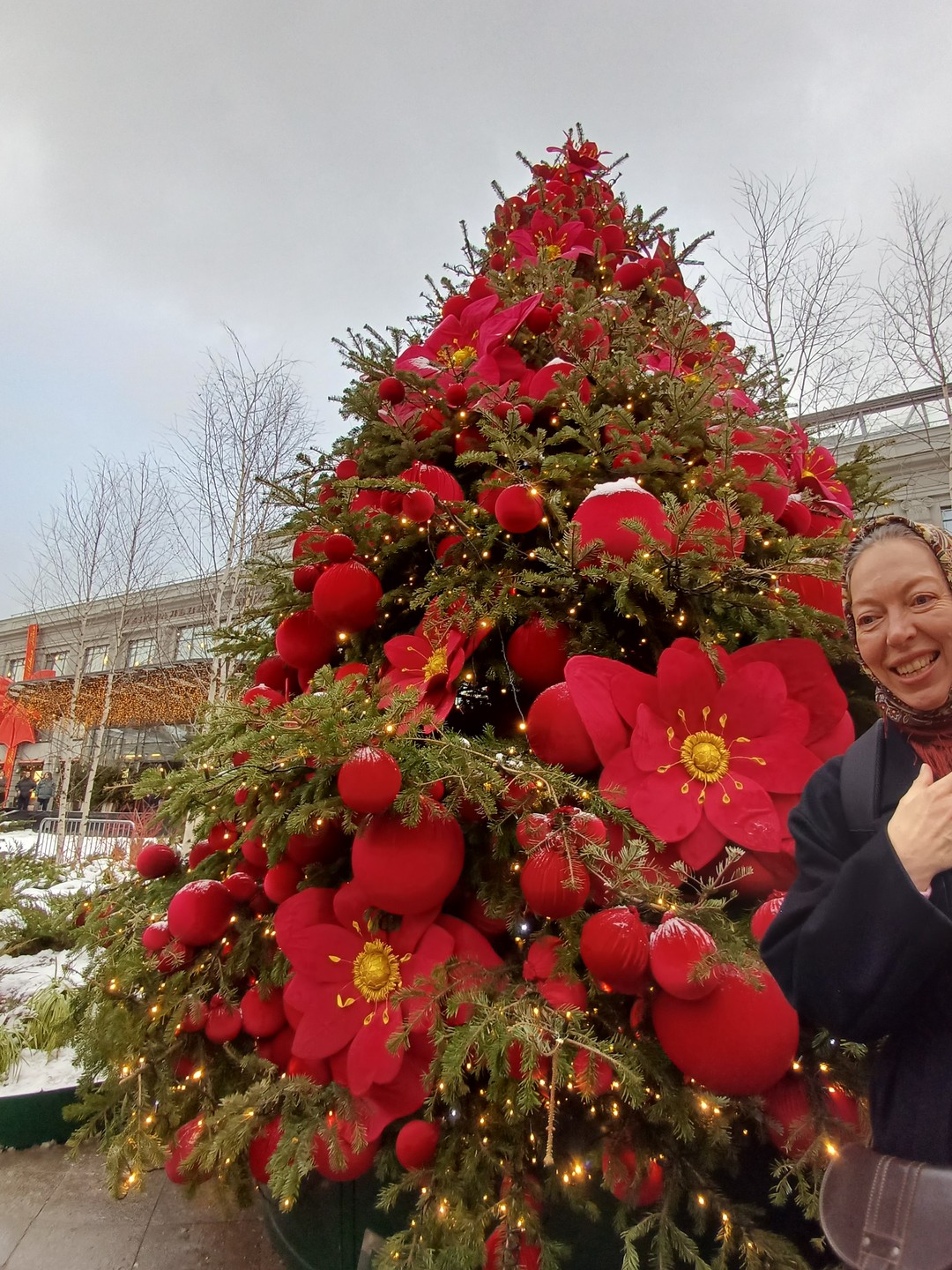 Людмиле большое спасибо за экскурсию. Отдельное спасибо за посещение ЦУМа,Пассажа и Метрополя с историческим экскурсом. В