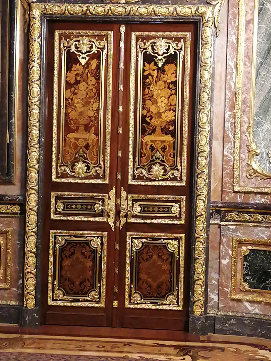 Особняк совершенно не взрачный снаружи, скрывает в себе сокровища удивительной красоты, где каждое помещение поражает своим