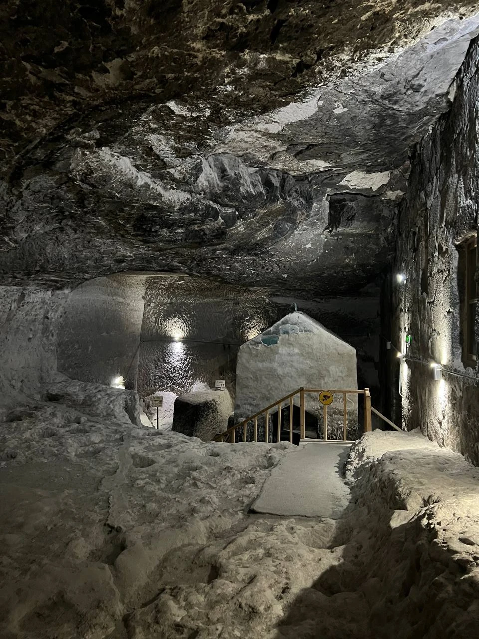 Гид Георгий 13 -- очень доброжелательный и комфортный человек с отличным чувством юмора! В дороге мы