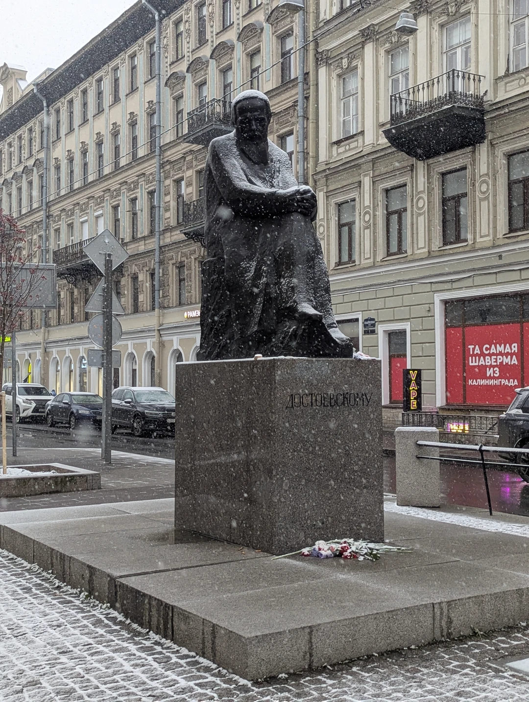 Экскурсоводом у меня был Иван. Не смотря на то, что на экскурсию записалась я одна, она