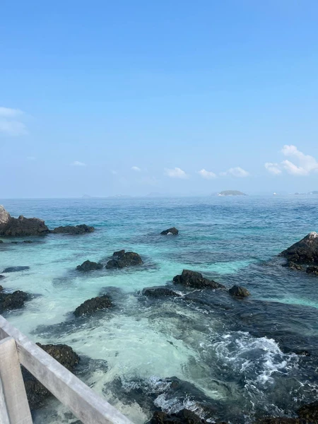 Сам остров красив, а точнее его пляж с бирюзовой водой, мелкий белоснежный песок и скалы (девочки, фоточки будут суперские)