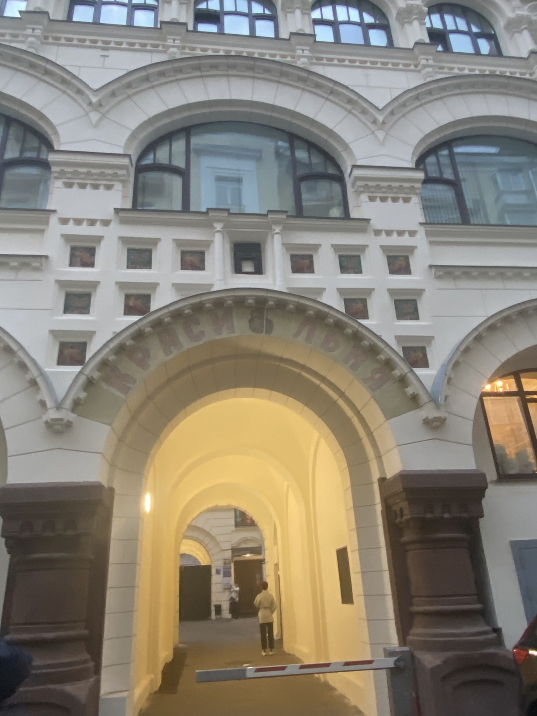 За два часа получилась познавательная и увлекательная прогулка. Экскурсовод Дмитрий интересно и с юмором раскрывал секреты