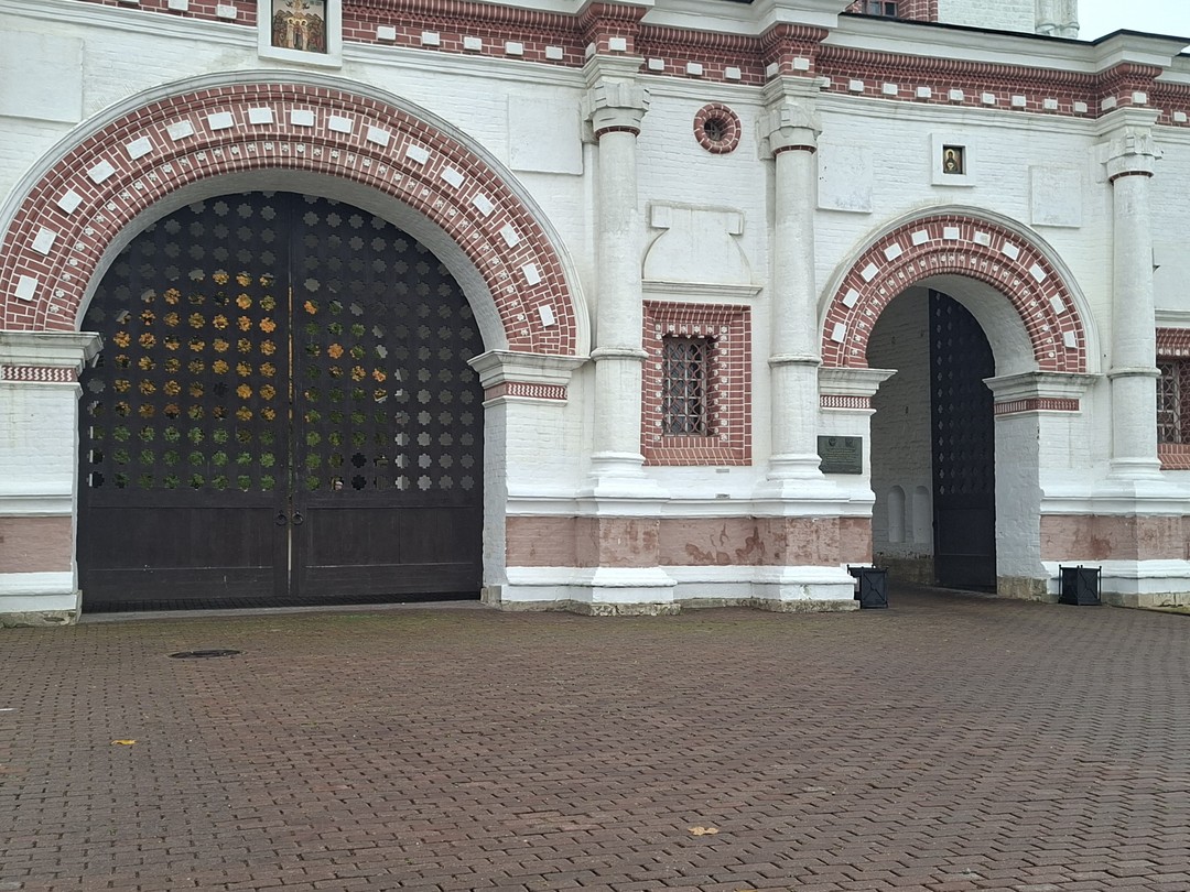 Дети (9 и 13 лет) остались довольны квестом и прогулкой, задавали вопросы. Смогли рассказать то, что