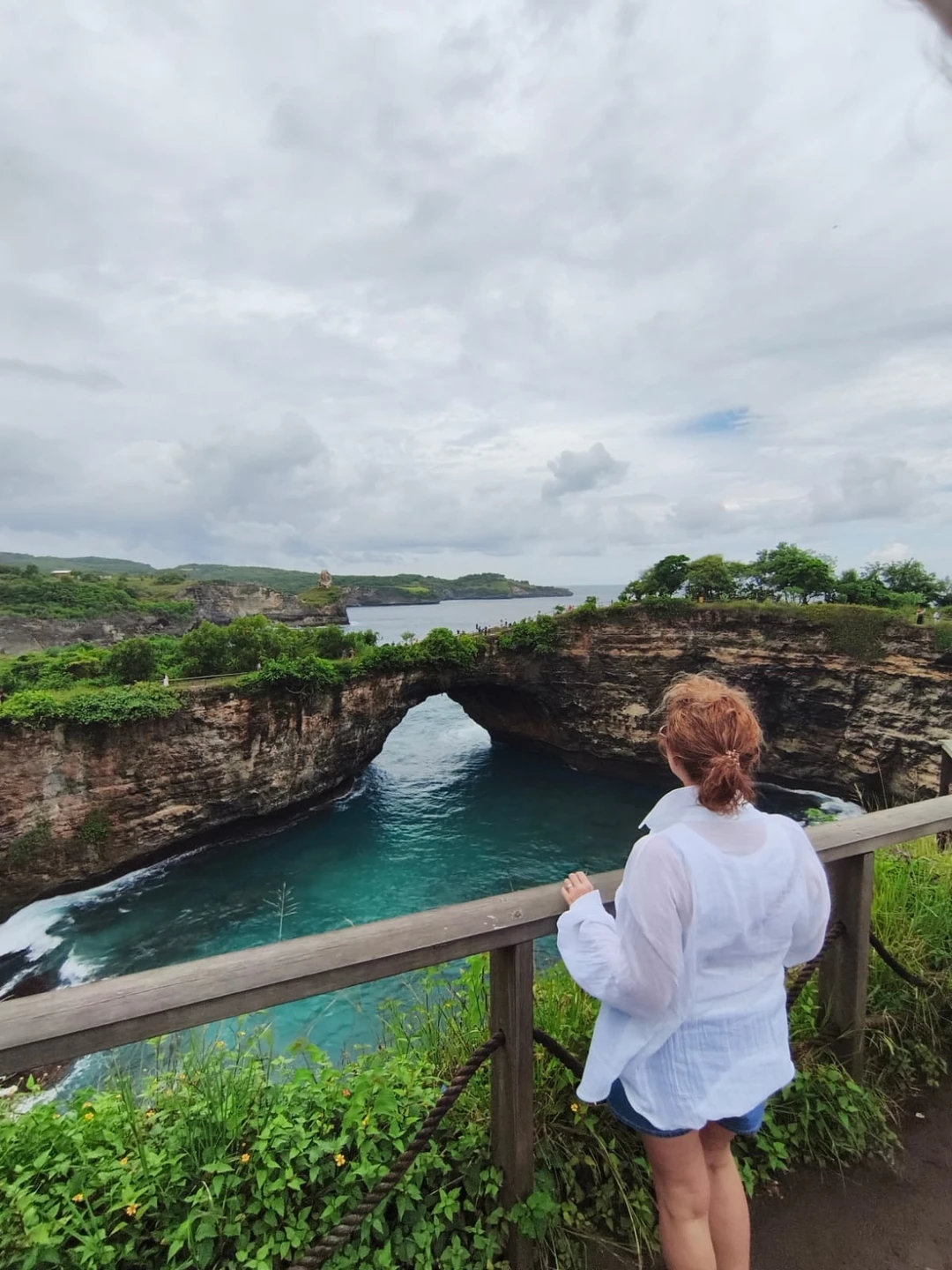 Без спешки побывали на всех локациях. Наш сопровождающий балиец Антон, приятный, частично знает русский язык, показывает