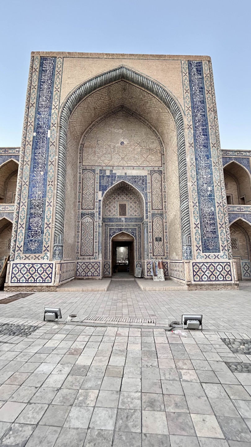 Ислом провел довольно исчерпывающую экскурсию: рассказал все в мельчайших деталях. Задавал нам наводящие вопросы, чтобы тоже