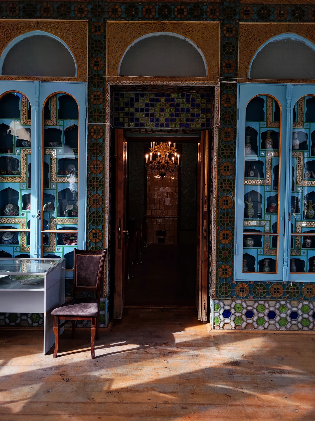 Ирадж устроил нам настоящий информационный блокбастер с глубоким погружением в историю, традиции, религию. Очень радушный, внимательный