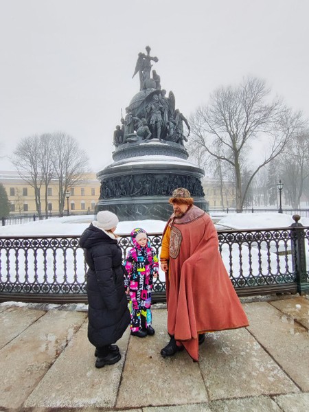 Это не просто экскурсия, а настоящее театрализованное путешествие во времени! В костюме новгородского купца нас встретил