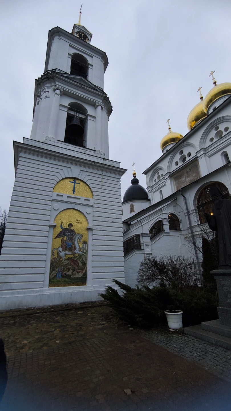 Сегодня спонтанно решили погулять по Дмитрову с пользой. Получилось оперативно забронировать экскурсию у Геннадия