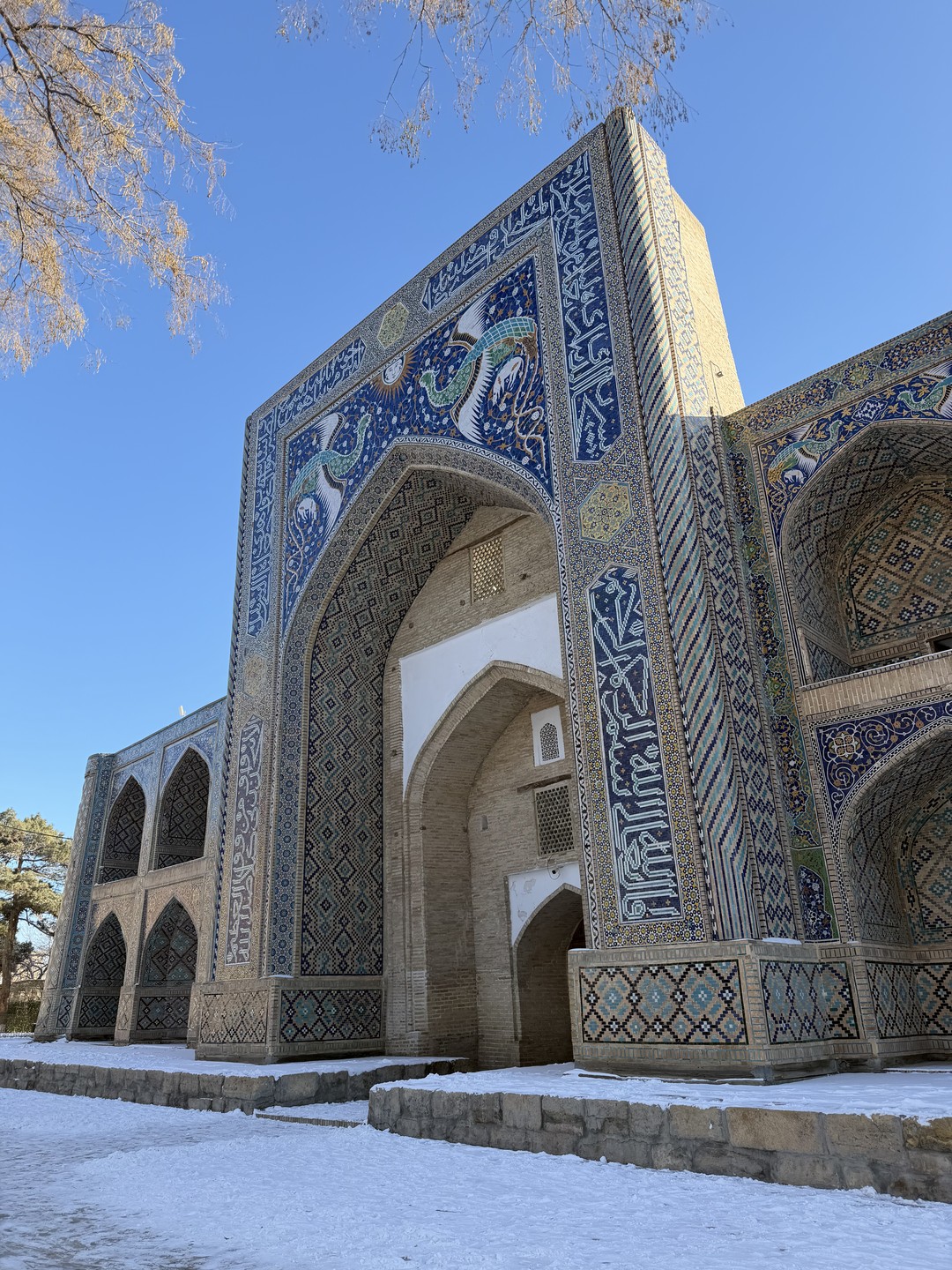 Экскурсия пешеходная, и это ее огромный плюс. Всё компактно, логично, без лишней суеты и переездов. Темп был комфортным, с паузами на фотографии, чай