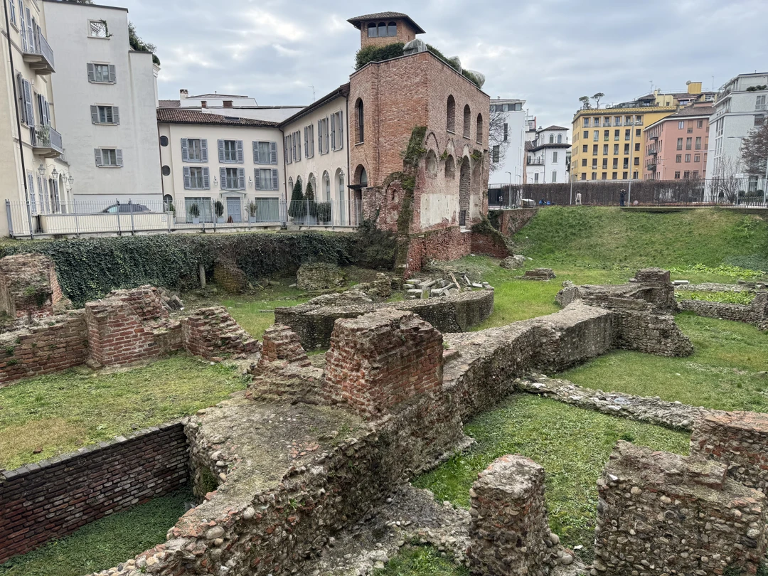 Доброго всем дня! Отлично прогулялись с по утреннему, ещё свободному Милану. Спасибо большое, что Ольга согласилась