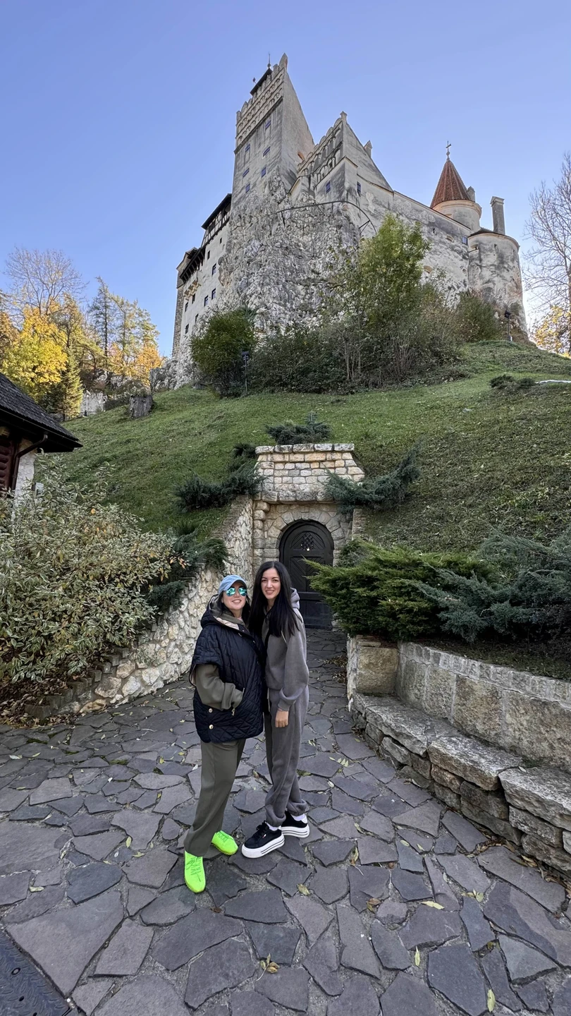 Хочу выразить огромную благодарность Зое за отличную экскурсию! Замок впечатлил меня! Подсказала и помогла добраться легко