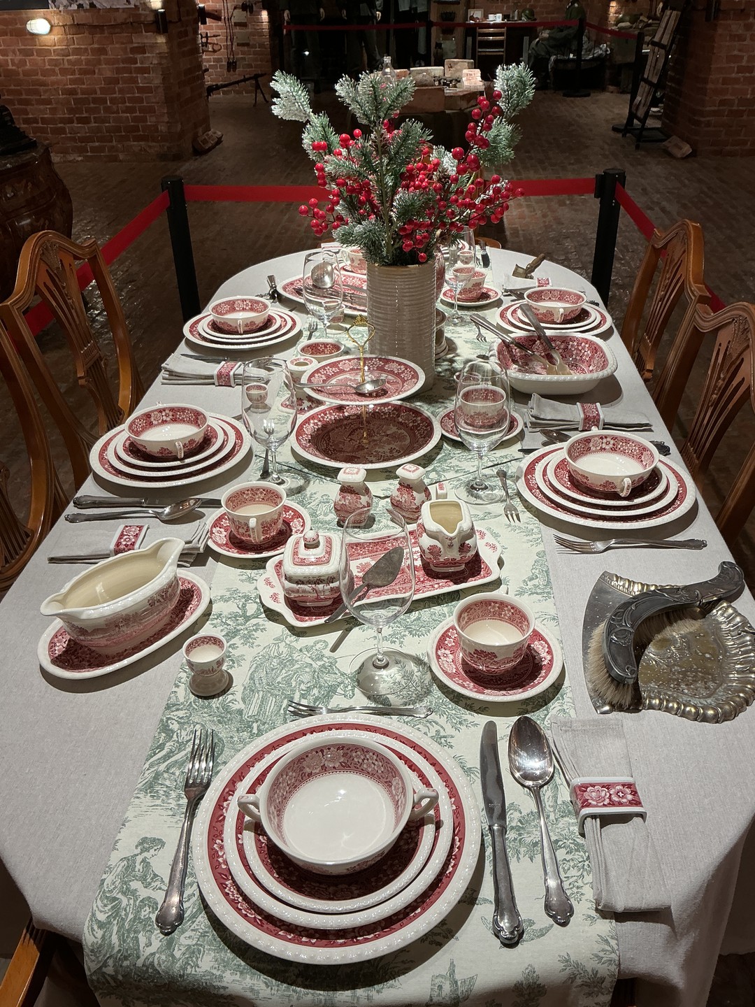 Экскурсия по содержанию полностью соответствует описанию - посетили все точки маршрута, только вот на замок хотелось