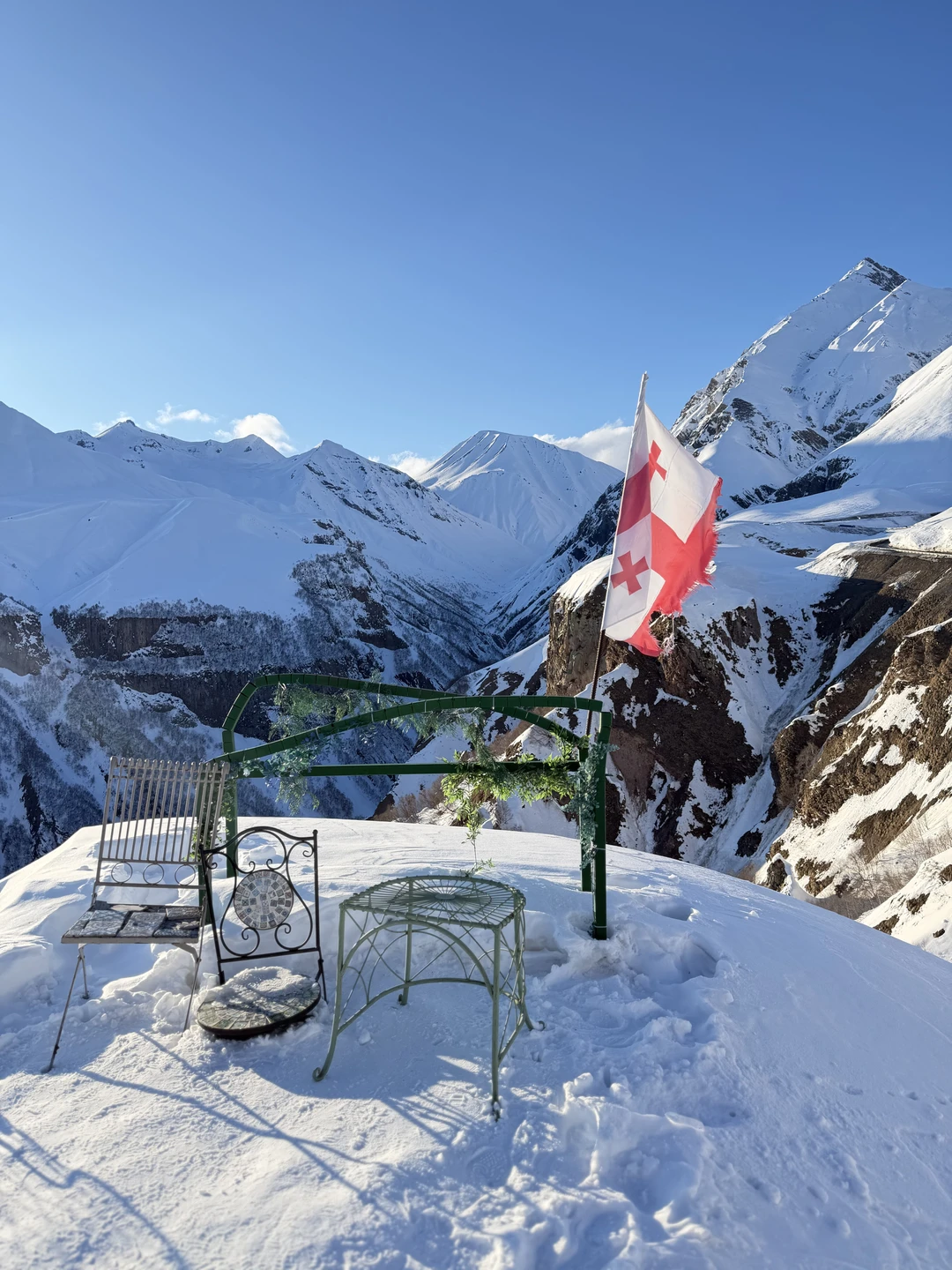 Казбек и Дарьяльское ущелье: Грузия с открытки (София)