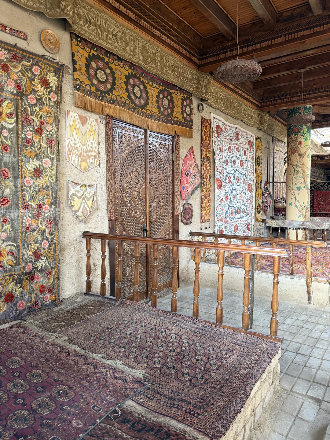 Вначале поменяли маршрут экскурсии,добавили базар Чорсу. Очень понравилось дополнение,рекомендую