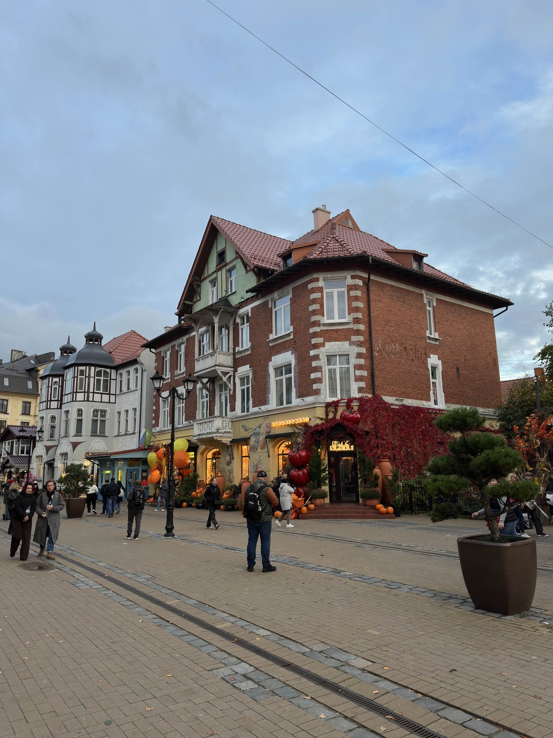 Интересная экскурсия. Человек с большим объемом знаний в любой сфере, ответил на все вопросы. Присутствовала толика