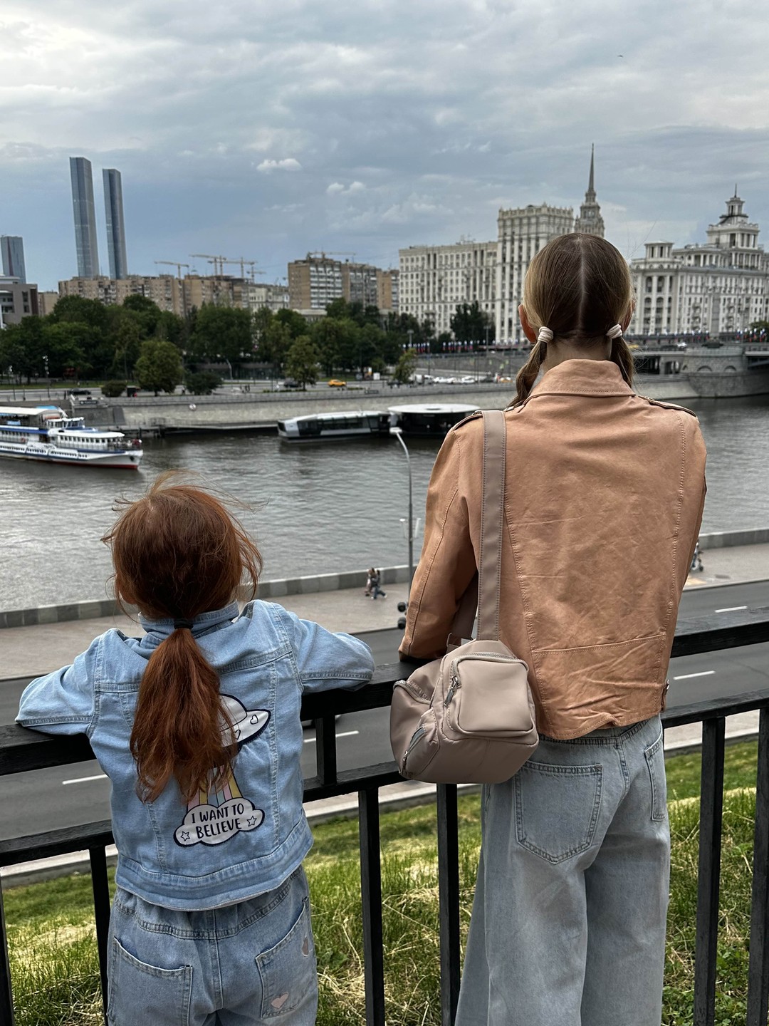 Были на экскурсии с детьми. Нам понравилось. Очень удобно, что дали гарнитуру: не пропустили ни одного