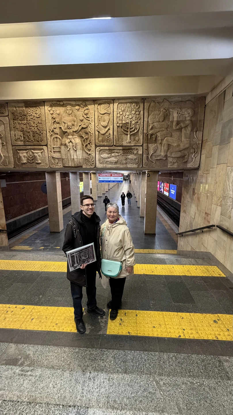 Благодарим Александра за замечательную экскурсию о метро, узнали много интересных деталей, истории с национальным отражением на