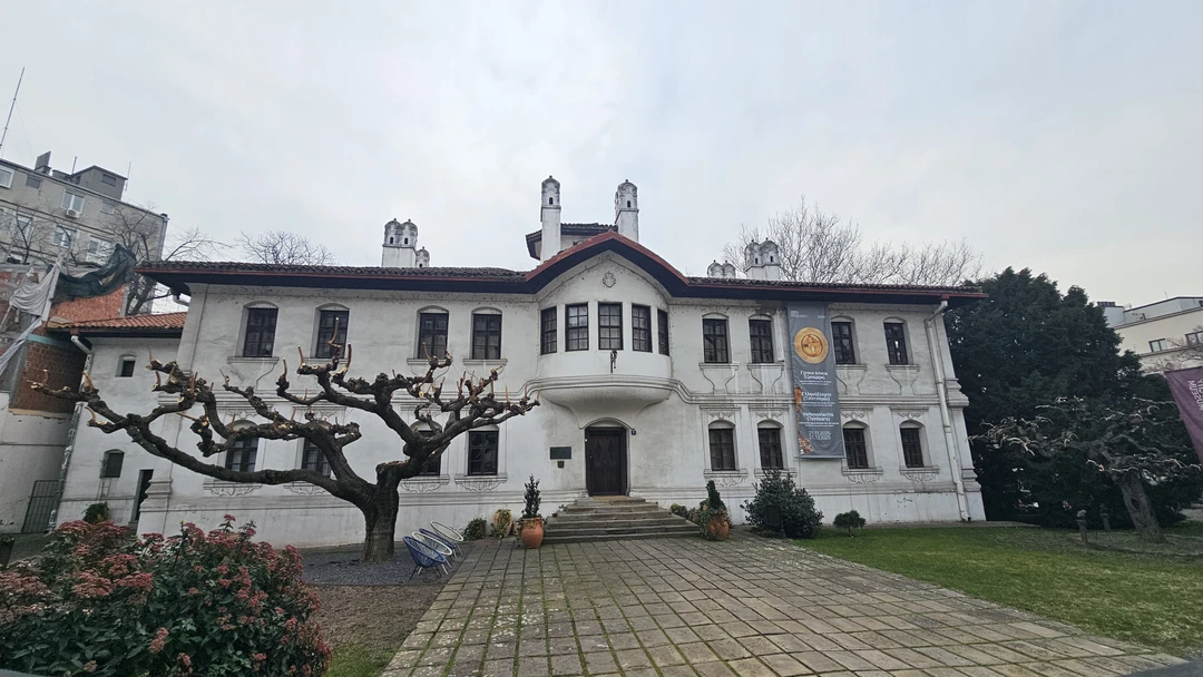 Экскурсию проводил Егор. Сумел по нашей просьбе подстроиться и объединить две темы: история Сербии и Братья навеки. Рекомендуем