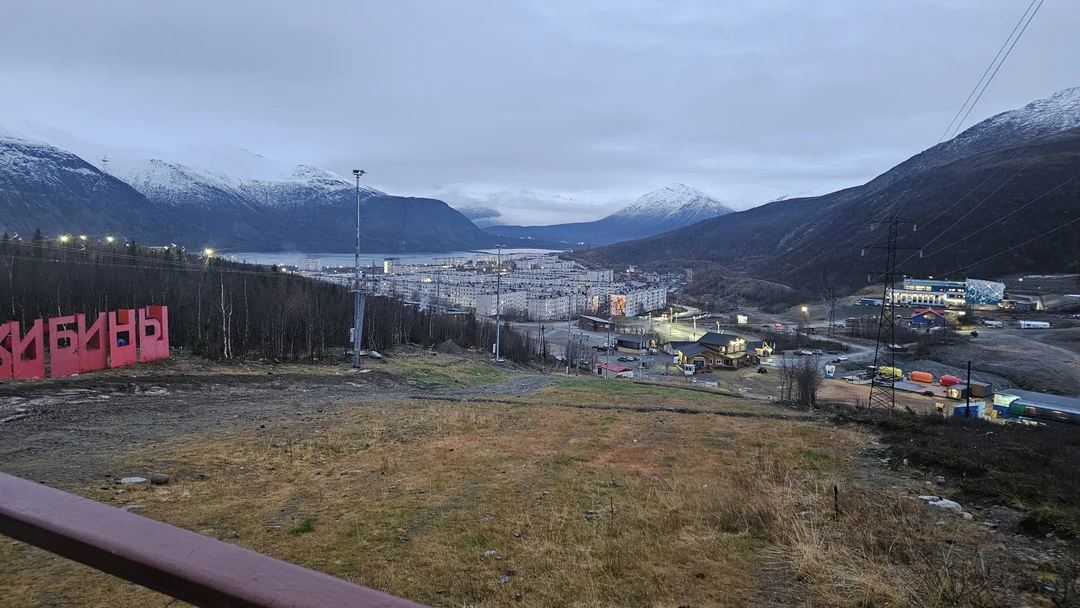 Гидом был Сергей. В Кировске из-за подготовки к зимнему сезону закрыт подъемник и таиственый лес, снежная