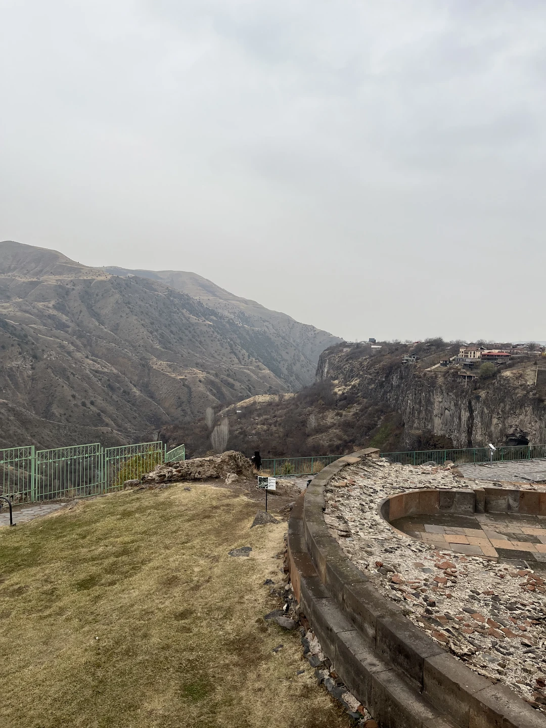 Нам очень повезло, что первое посещение Армении началось именно с этой экскурсии. Страна старинных намоленных храмов