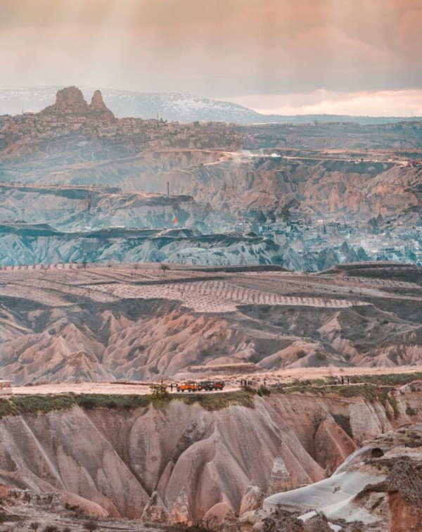 Закат в Каппадокии: город-крепость Ортахисар и Красная долина