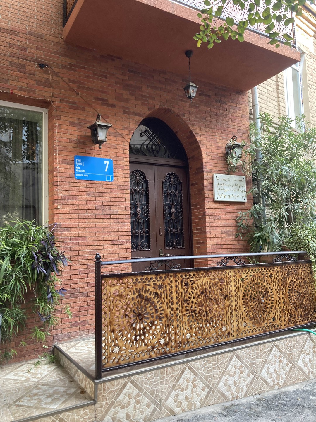 Очень понравилась экскурсия. Мы совершили хороший пеший маршрут. Прогулялись по проспекту Руставели, району Сололаки, побывали в