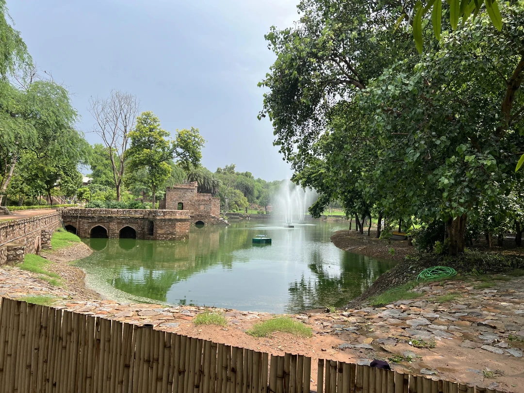 Экскурсия подойдет после того, как осмотрели «Золотой треугольник» в районе Дели. Места больше поражают не внешней