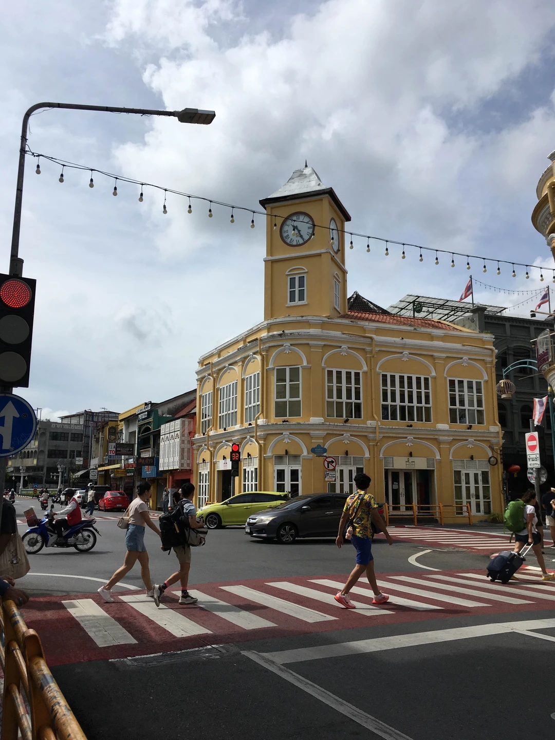 Экскурсия очень понравилась. Понравилась нестандартная подача материала Дмитрием, его юмор. Узнали о буддизме, истории Тайланда, королевской