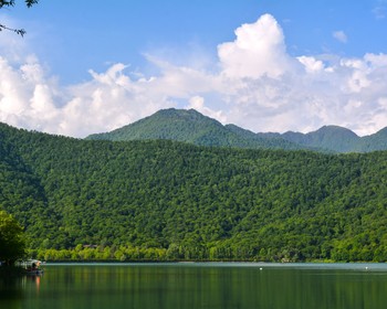 Окрестности Габалы: водопад Семь красавиц, озеро Нохур Гёль и курорт «Туфан»; Шеки: дворец ханов и витражи
