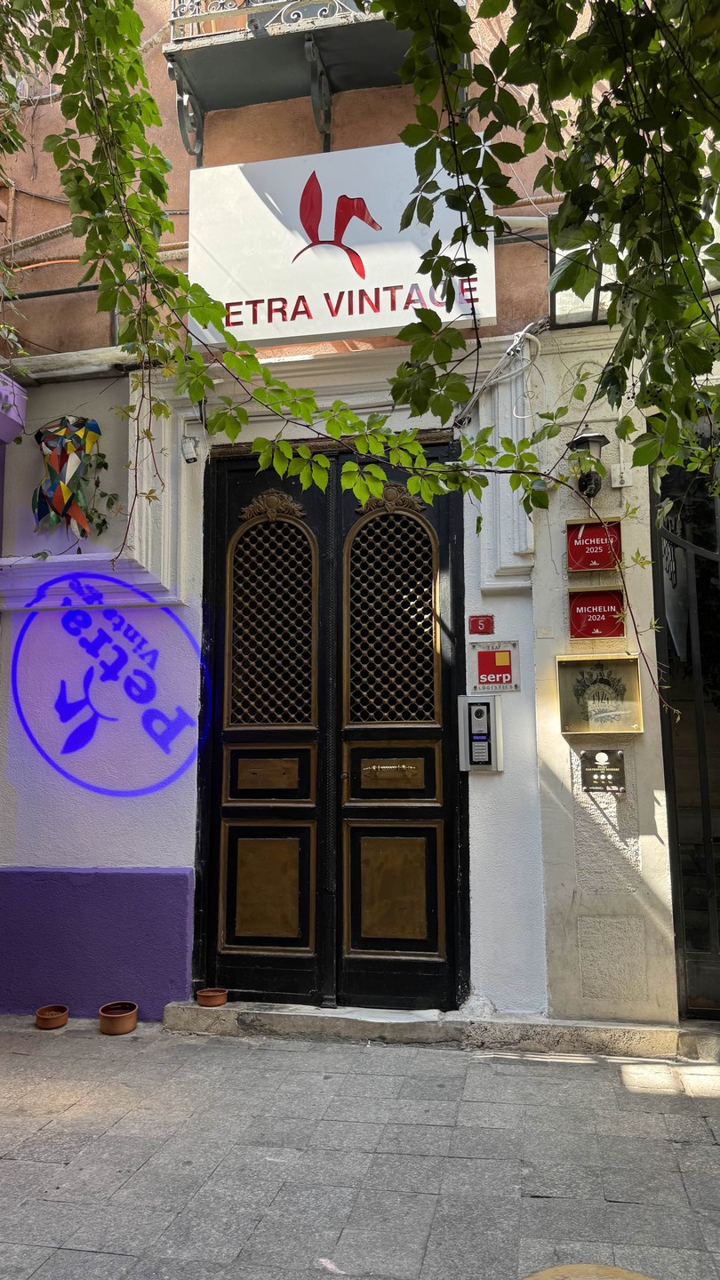 С Татьяной прогулялись по Истиклялю,окрестностям и боковым улочкам, все как в анонсе. Замечательные локации, приправленные интересным