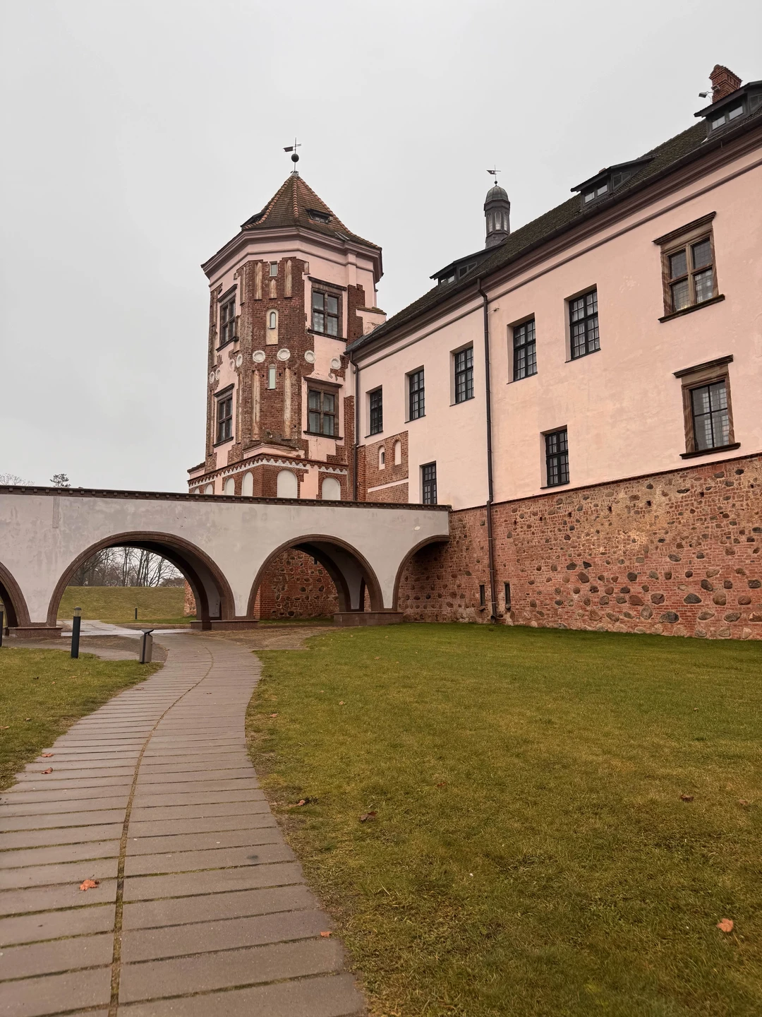 Очень насыщенная и интересная программа экскурсии, немного подвела погода, но поздняя осень… Помимо экскурсии хочу обратить