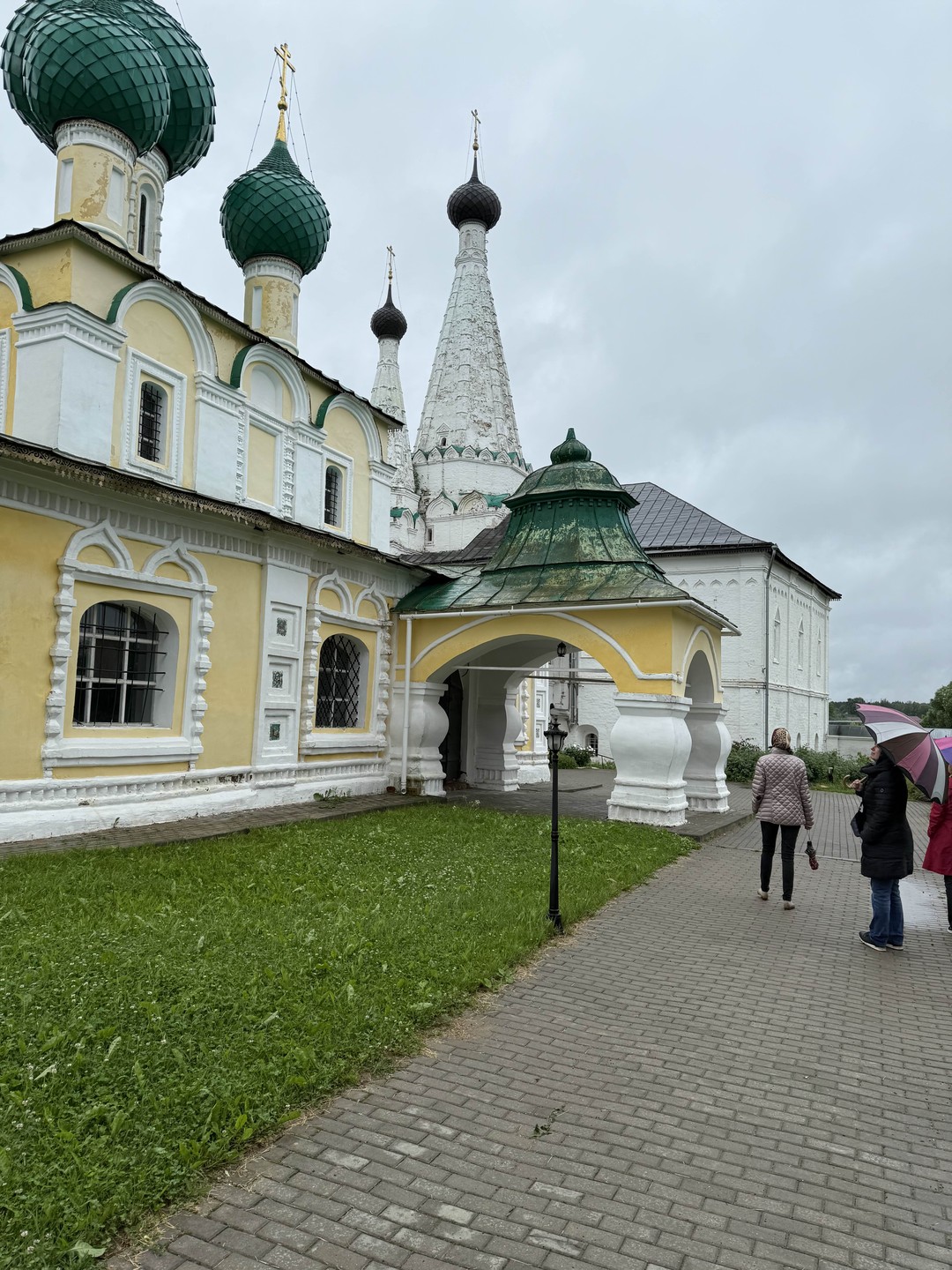 Несмотря на проливной дождь все прошло великолепно! Прекрасная подача информации нас покорила, а красота и история