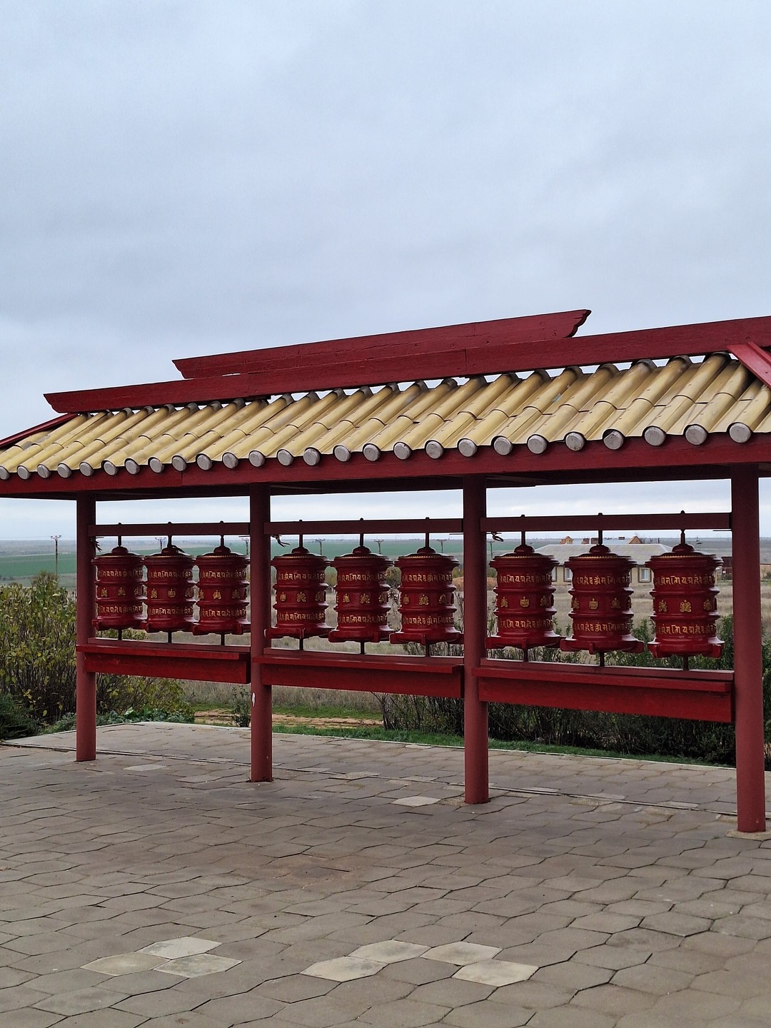 Кармически попался прекрасный экскурсовод, этнограф и буддист Константин. Брали на 2 часа, продлили до 4х. Пролетело