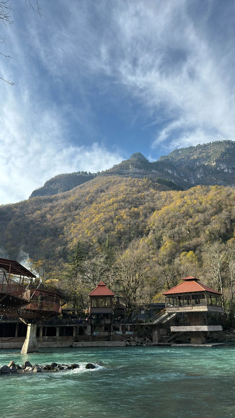 Вчера были на экскурсии с гидом Славиком, все очень понравилось! Интересные рассказы об истории Абхазии, невероятная