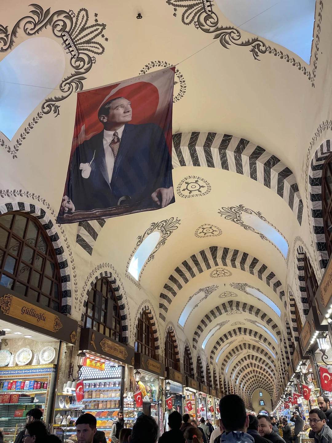 Майя легко, интересно, дружески тепло провела нас по самым вкусным местам Азиаткой части Стамбула. Рассказала об