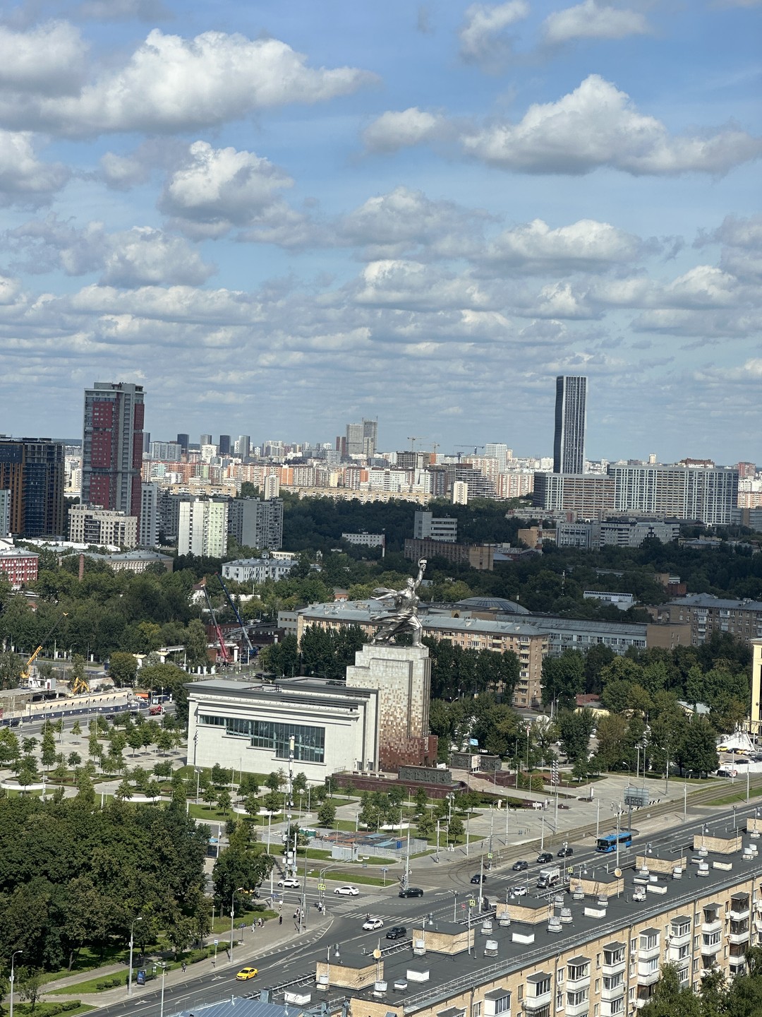Скажу честно - меня очень манил маршрут и план экскурсии. Необычный, с посещением гостиницы Космос, куда