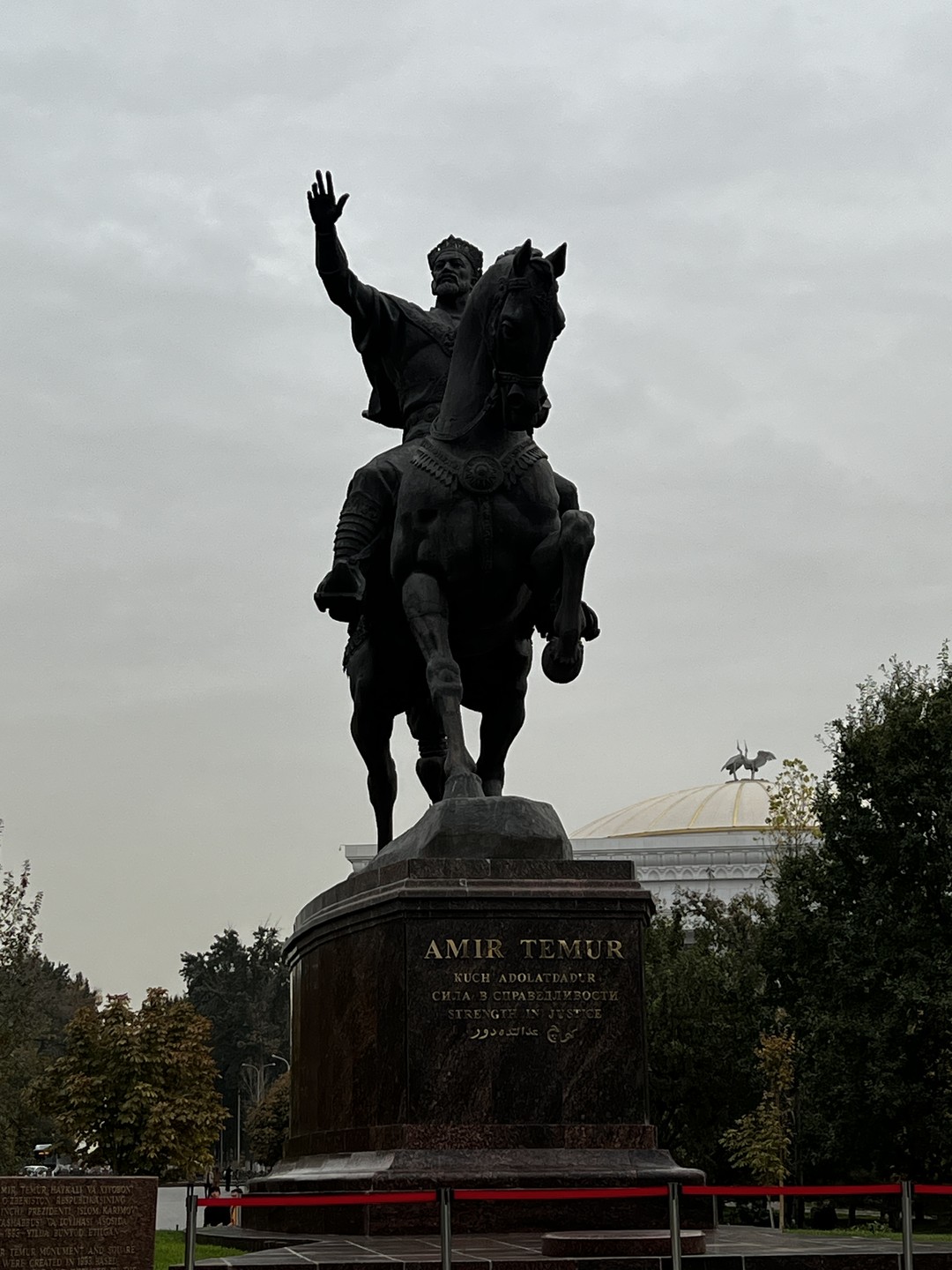 Хант прекрасно провел нам экскурсию по Ташкенту. Показал нам все красивые и интересные места