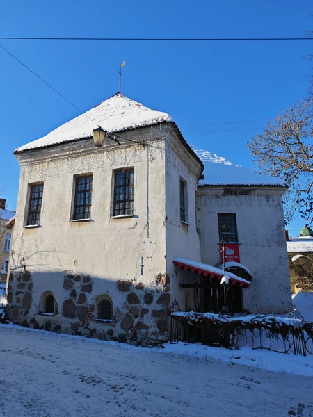 В Выборге я была впервые, в душу навсегда запали его улочки, хочется гулять по ним и