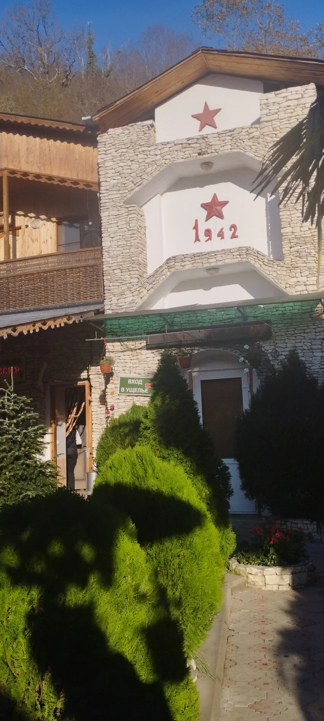 Рекомендую Андрея, как отличного гида, знающего рассказчика и опытного водителя! Помимо природного спа мы смогли посетить