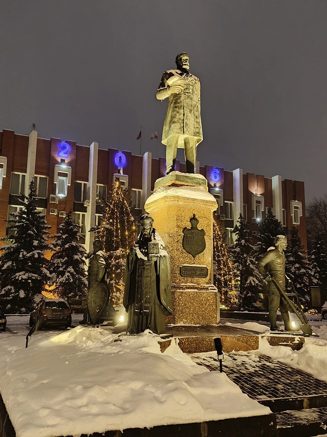 Искренне советую для знакомства с городом Марию Миронову. Академические знания, любовь к городу и краю гармонично
