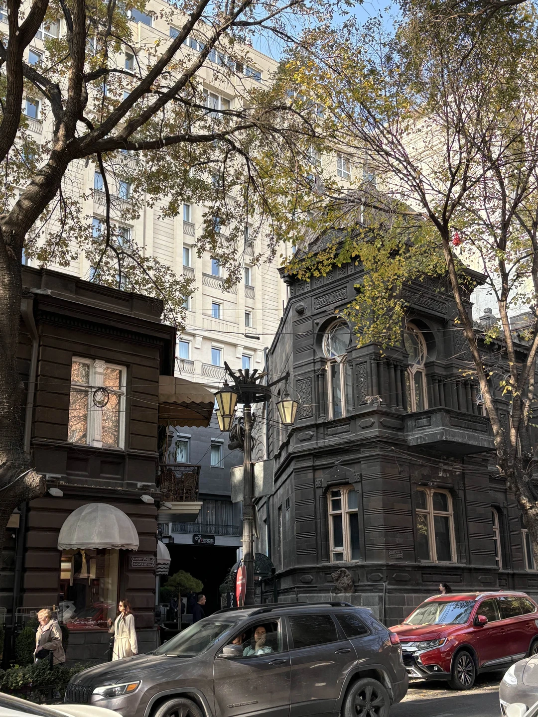 Анна очень приветлива и позитивна, рассказывает с душой про свой любимый город. Нет лишних подробностей, которые