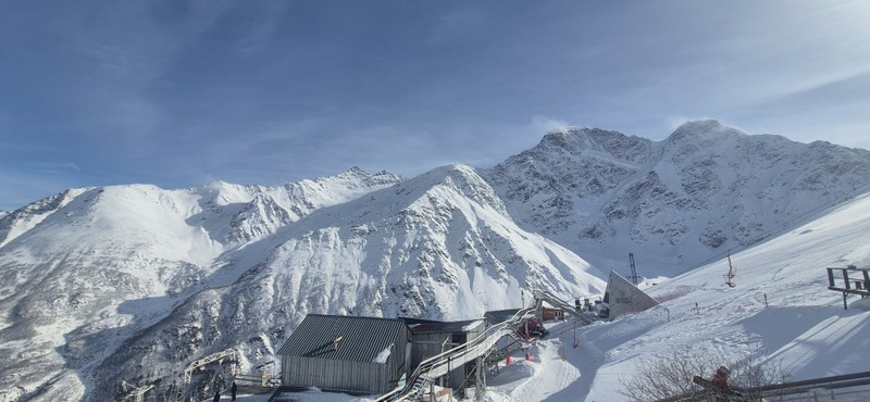 Потрясающий гид Борис! Общительный, вежливый, добрый. Объездили очень много локаций,все показывал и рассказывал. Угошал нас вкусняшками
